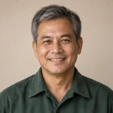 คุณวรเชษฐ์ เจ้าของไร่ชาและโรงคั่วชาบนดอยแม่สลอง