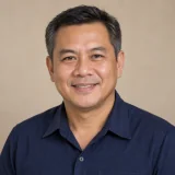 คุณณัฐวุฒิ เจ้าของร้านค้าส่งสินค้าชายแดน อำเภอแม่สาย