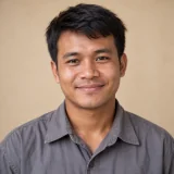 คุณคำไหล แรงงานชาวลาวที่ทำงานในสวน ตำบลเม็งราย อำเภอพญาเม็งราย